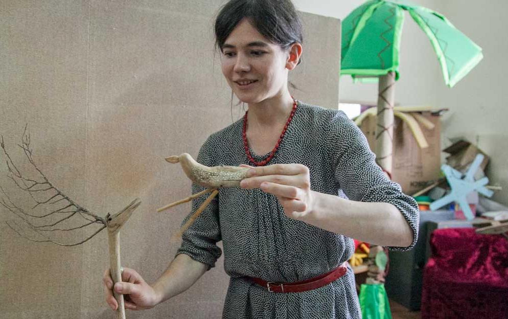 Куклы из палок и веточек показывает художник Мария Кузнецова