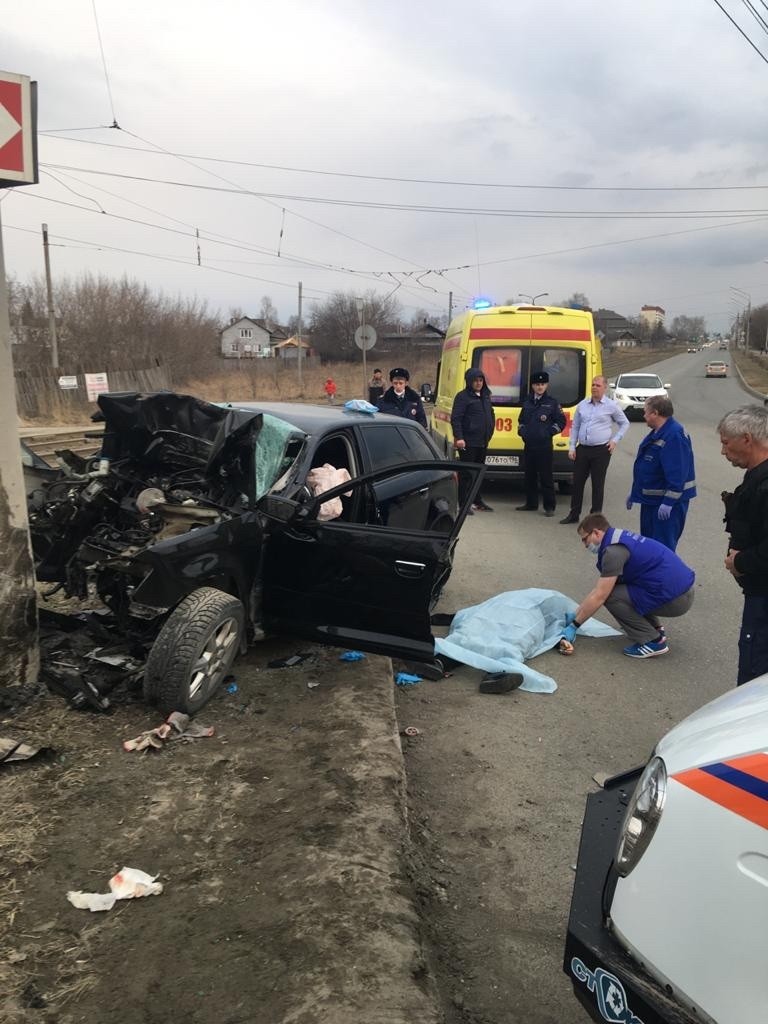 На Гальянке Audi врезалась в столб: водителя зажало в салоне | Всe нoвoсти  Нижнегo Тaгилa