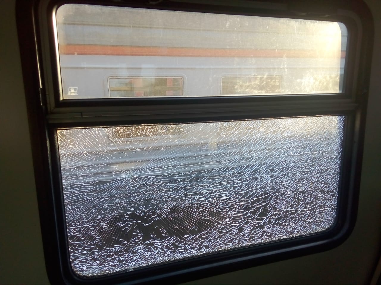 При сильных морозах на стеклах окон. Окно поезда. Стекло в поезде. Окно электрички. Стеклянный поезд.