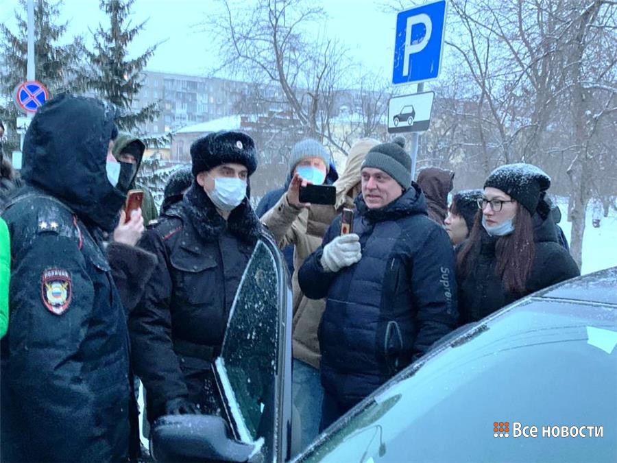В тагиле задержали. Полиция окружила машину. Нижний Тагил флешмоб. Люди в Нижнем Тагиле суровые. Флэшмоб в Нижнем Новгороде в поддержку сво с фонариками зимой.