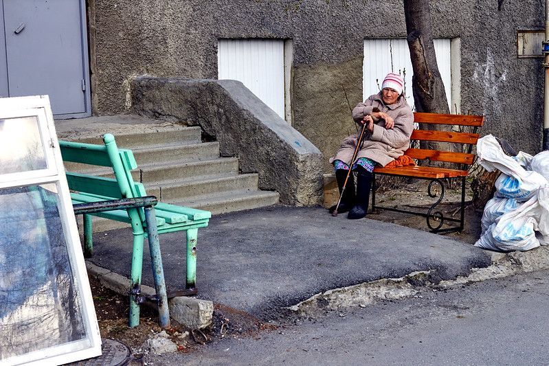 Она сидела на скамейке