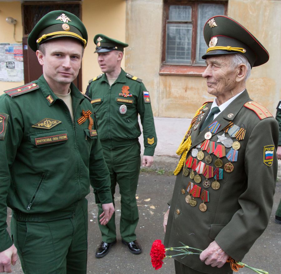 В Нижнем Тагиле военные устроили концерт под окнами 97-летнего ветерана |  06.05.2022 | Нижний Тагил - БезФормата