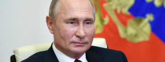 Путин объявил о повышении пенсий, прожиточного минимума и минимальной зарплаты на 10%