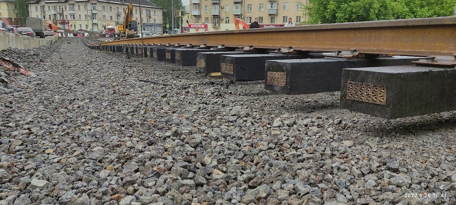 Укладка трамвайных путей на бетонное основание