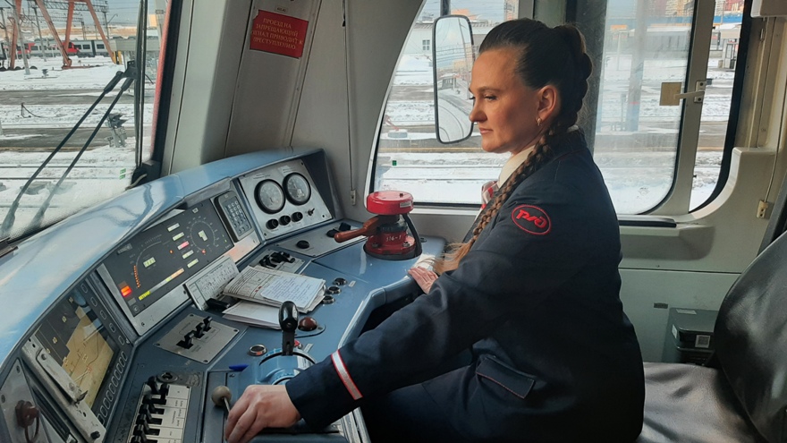 Оксана Соколова, первая в стране женщина-машинист поезда дальнего следования