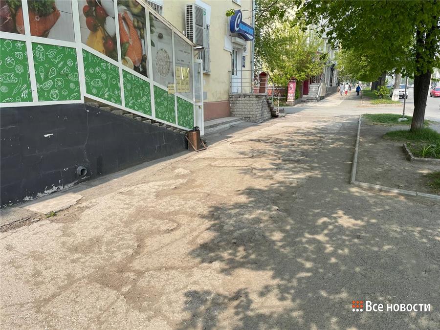 Разбитые тротуары на улице Фрунзе