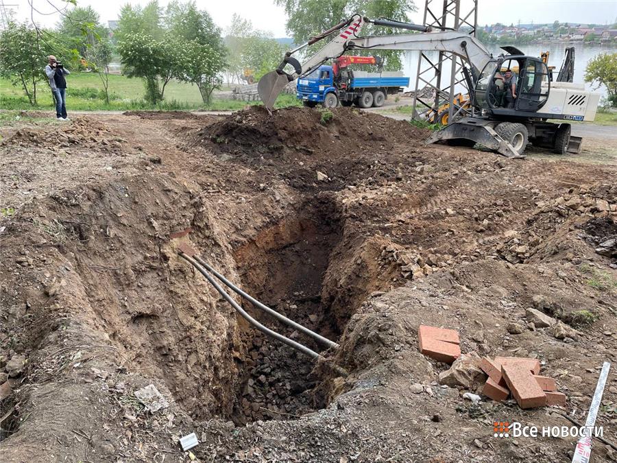 Процесс ремонта канализации в Нижне-Выйском сквере