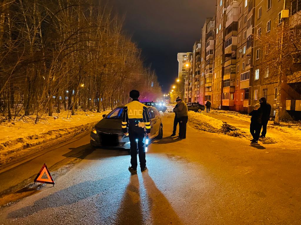 В Нижнем Тагиле три автомобиля не поделили дорогу. Есть пострадавшие |  05.11.2023 | Нижний Тагил - БезФормата