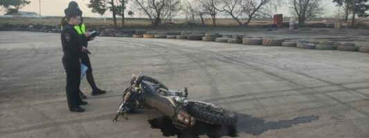 На Урале после столкновения с натянутым тросом погиб 15-летний мотоциклист