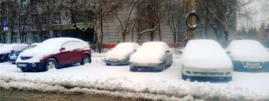 Машины в зиму переодели: как дорожники Нижнего Тагила встретили снегопад