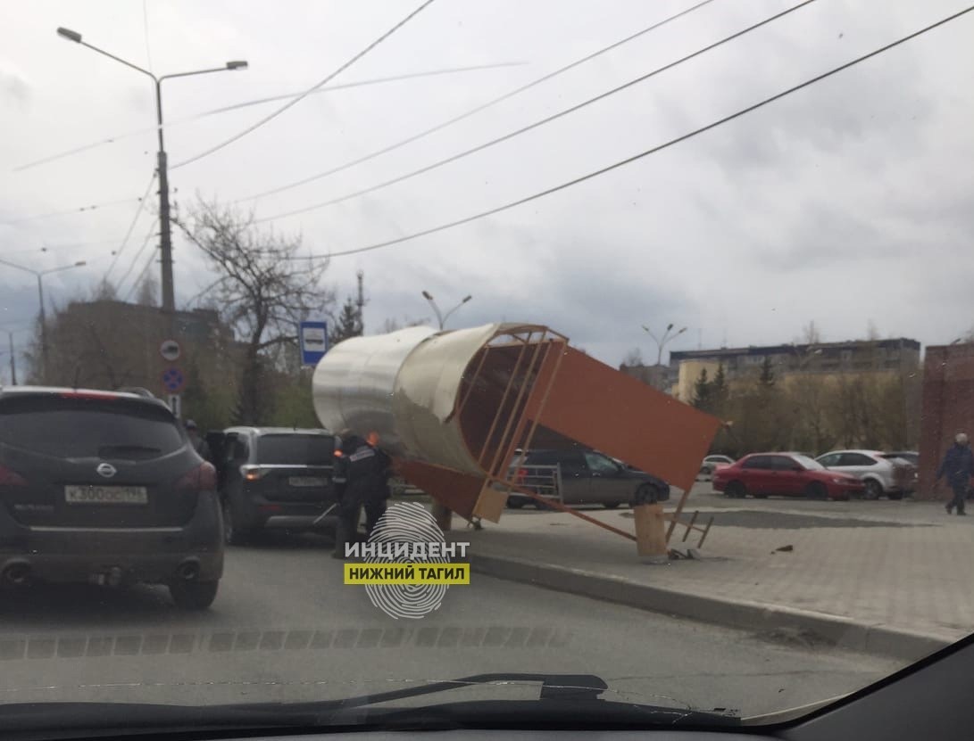 В Нижнем Тагиле ветер повалил остановку на авто