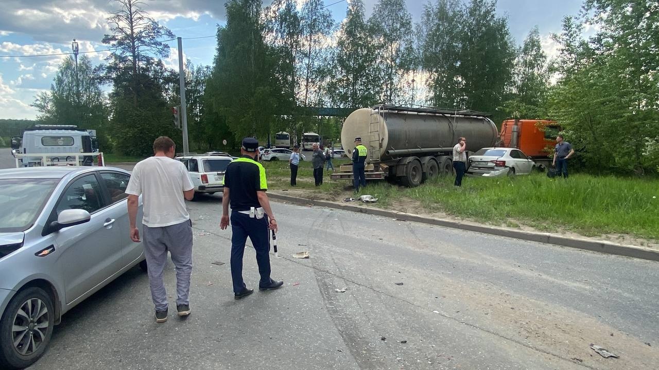 В Нижнем Тагиле грузовик с цистерной смял пять иномарок