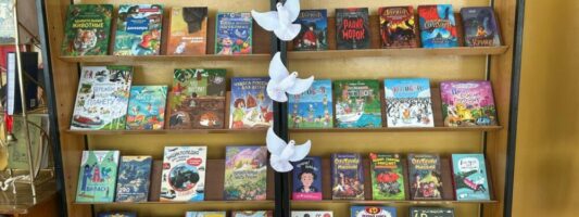 Книги взамен квитанций: НТЭСК подарила библиотеке в Нижнем Тагиле новые издания