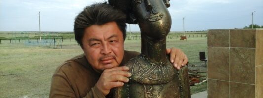 Художник из Казахстана подарил Нижнему Тагилу скульптуру