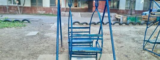 Под Нижним Тагилом железные качели насмерть зашибли ребёнка