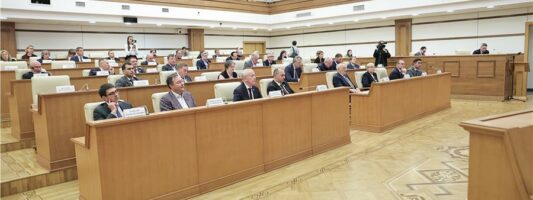 По инициативе Людмилы Бабушкиной в свердловском парламенте обсудили лучшие практики обеспечения уральцев лекарствами