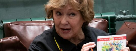 В театре Нижнего Тагила бабушки и дедушки читают сказки чужим внукам