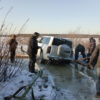 Под Нижним Тагилом рыбак едва не утопил внедорожник на тонком льду