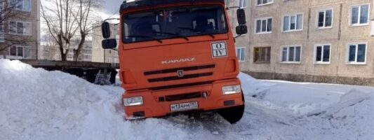 Под Нижним Тагилом почти шесть часов спасали застрявший мусоровоз