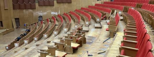 Из филармонии Нижнего Тагила выносят кресла и обдирают стены: там начался капремонт