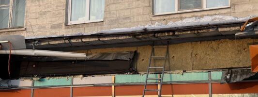 Здравствуй, весна: в Нижнем Тагиле снежные глыбы с крыш стали массово громить имущество