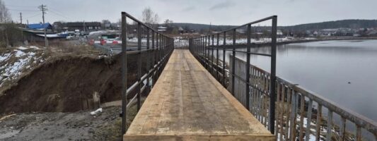 На месте разрушенной плотины в пригороде Тагила поставили пешеходный мост