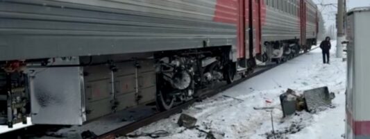 Жертв нет, движение поездов не нарушено: подробности столкновения электрички и кроссовера в пригороде Нижнего Тагила