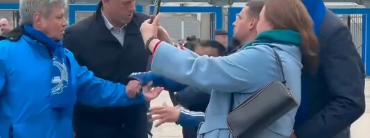 В Екатеринбурге неизвестный напал на губернатора Дениса Паслера