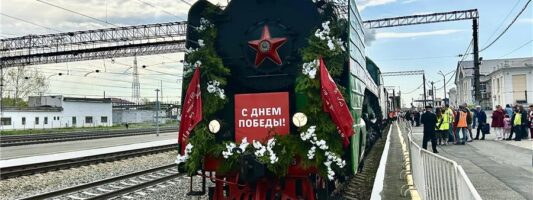 В Нижний Тагил прибыл ретропоезд с танком и «Катюшей»: как это было