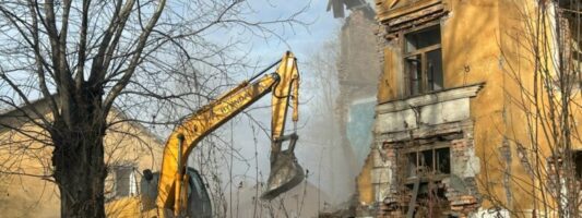 Почти 900 уральцев переедут из аварийного жилья в 2026 году