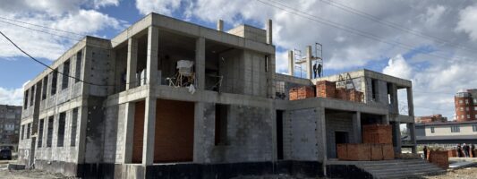 До сдачи — год. Тагильские депутаты проверили стройку большого детского центра