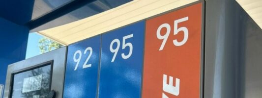 На уральских АЗС продолжает дорожать бензин и скапливаются очереди