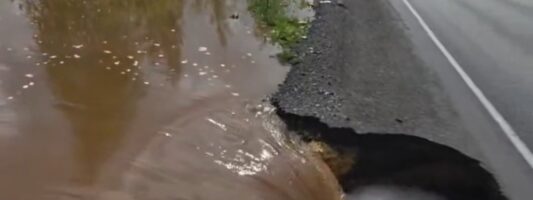 Опасность на Серовской трассе: часть дороги размыло