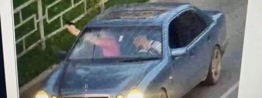 В Нижнем Тагиле парни стреляли по прохожим из окна Mercedes