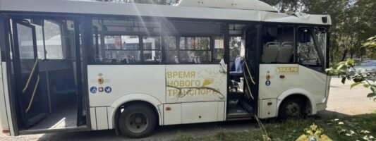 В Нижнем Тагиле автобус с пассажирами врезался в фонарный столб