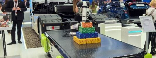 УВЗ презентовал на «Иннопроме» беспилотную платформу «Элли» и новый полувагон «Урал»