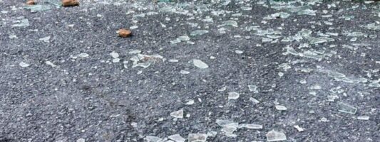 Разруха в самом центре: тагильчане вынуждены месяцами ходить по битому стеклу
