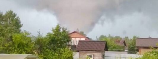 Ураган устроил погром в Нижнем Тагиле, жители сняли смерч