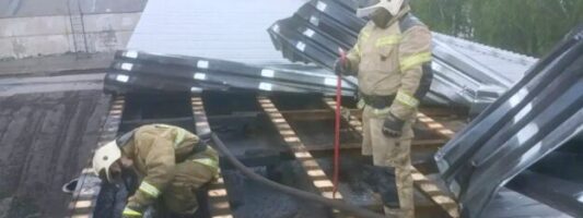 Из-за пожара в промзоне Нижнего Тагила эвакуировали 28 человек