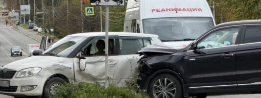 В Нижнем Тагиле Škoda вынесло на тротуар от столкновения с Geely
