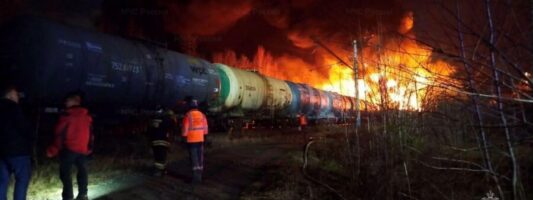 Под Екатеринбургом сошли с путей и загорелись цистерны грузового поезда