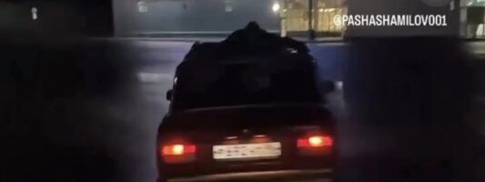 Тагильский дрифт: езда по парковке у ТЦ с пассажиром на крыше закончилась ДТП